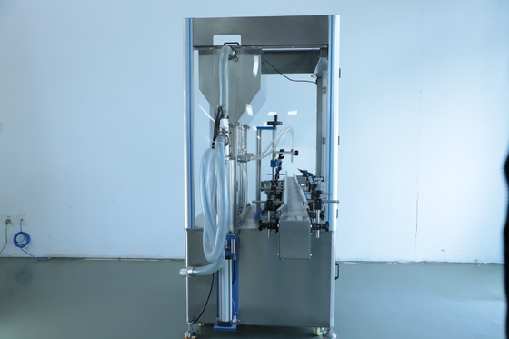 2.2KW 4 κεφαλές Μηχανή πλήρωσης υγρού καλλυντικών 1400*1000*1700mm 30-50 μπουκάλια / min