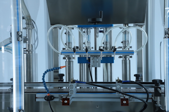 2.2KW 4 κεφαλές Μηχανή πλήρωσης υγρού καλλυντικών 1400*1000*1700mm 30-50 μπουκάλια / min